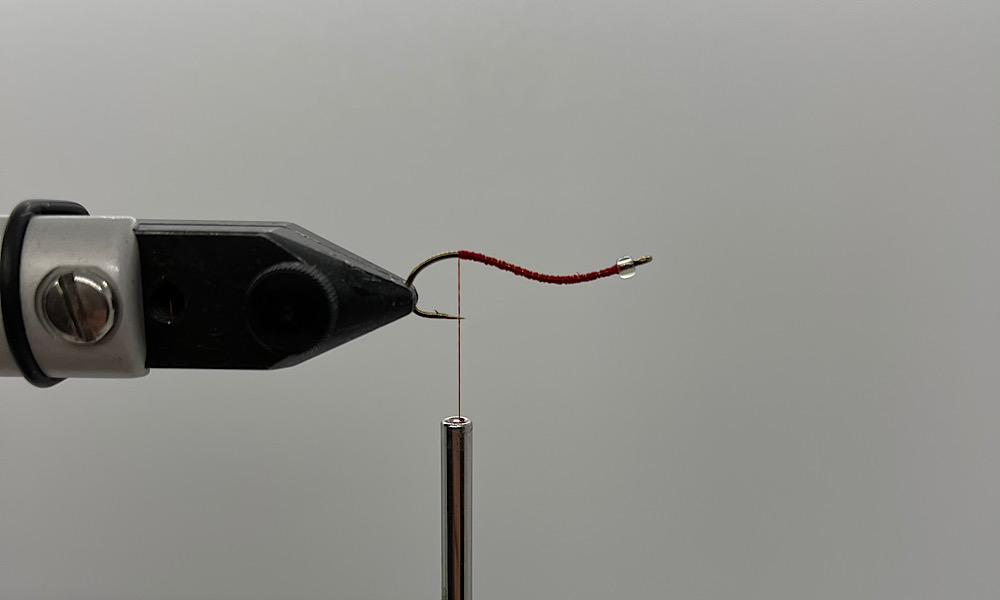 Tying V-Rib Chironomid RED: Step 2