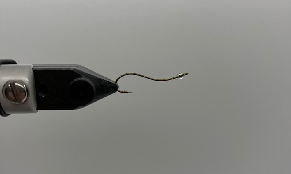 Tying V-Rib Chironomid RED: Step 1