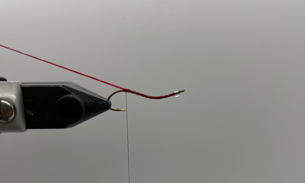 Tying V-Rib Chironomid RED: Step 3